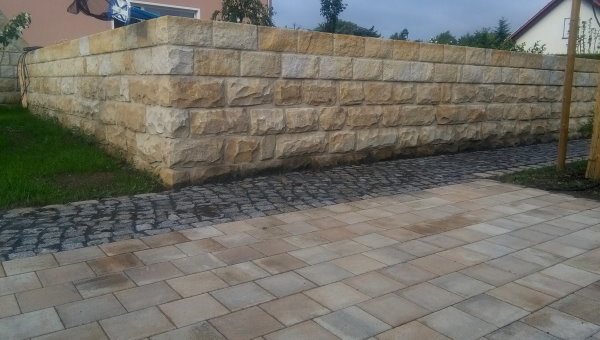 Sandsteinmauer, Fußweg mit Granit, Stellfläche für Schuppen mit passendem Betonpflaster 