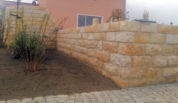 Sandsteinmauer, runder Grillplatz von außen betrachtet, Fußweg mit Granit