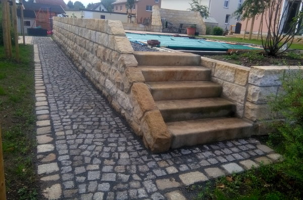 Sandsteintreppenaufgang zum Pool, Sandsteinmauer, Fußweg mit Granit